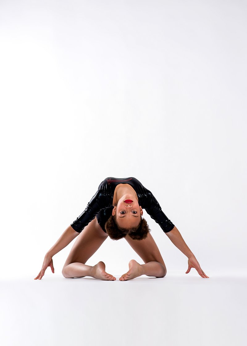 Gymnast in kneeling pose, variation 12